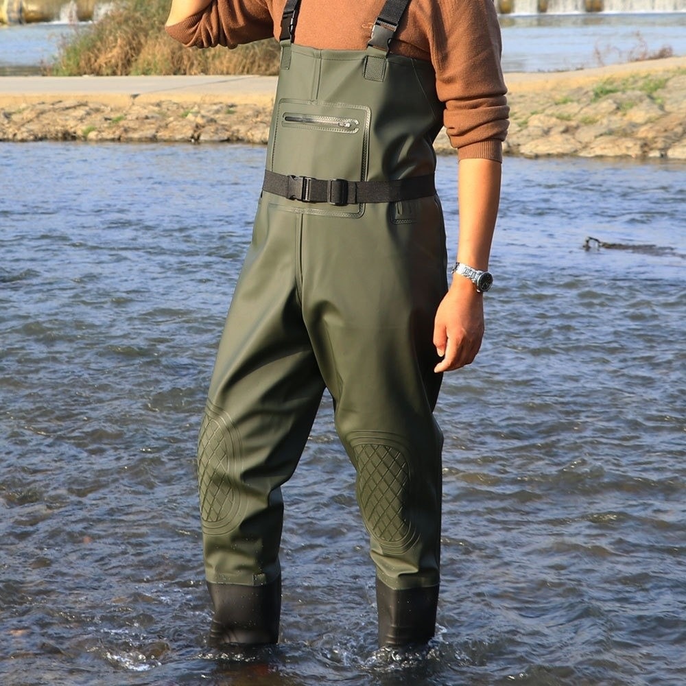 Fishing Pants Waterproof - 便利なPVC製釣り用スーツ。膝当てが2重になっており、厚みのあるデザイン。防水加工が施された作業ズボンで、ブーツ付き。狩猟や農作業に最適。